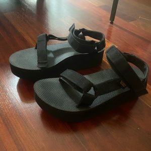 Teva Flatform sandals size 8.5 in black
